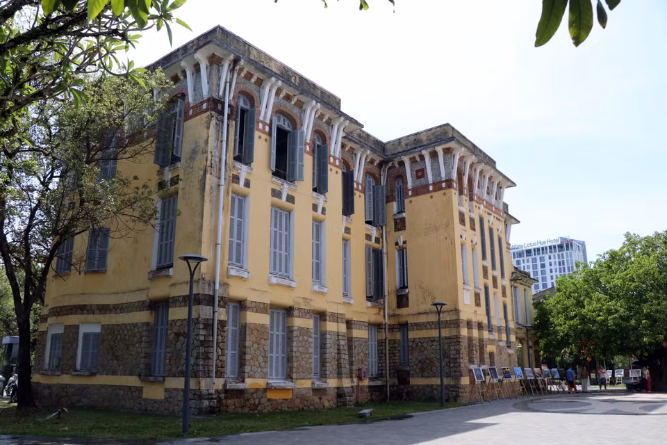 Two French architectural buildings at 23-25 ​​Le Loi street along the Huong River have become a space for books and Hue culture. (Photo: VNA)