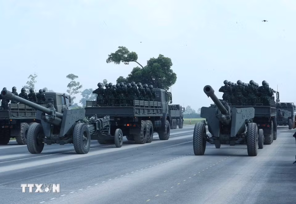 Artillery units showcase heavy guns during the rehearsal. (Photo: VNA)