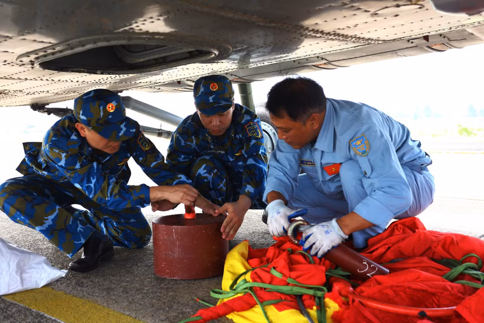 Preparations underway at Bien Hoa Airbase before the rehearsal flight. (Photo: VNA)