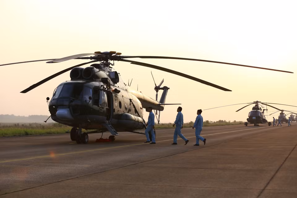 Pilot board the helicopters, ready for the training session. (Photo: VNA)