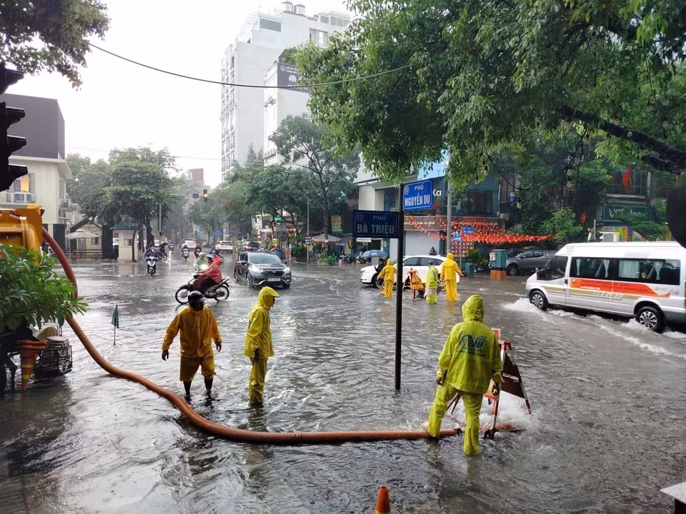 Functional units working hard to drain floodwater during heavy rain. (Photo: VNA)