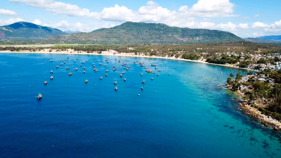 A corner of the beach where boats are moored, seen from Vi Rong Cape. (Photo: Thanh Trung/Vietnamtourism)