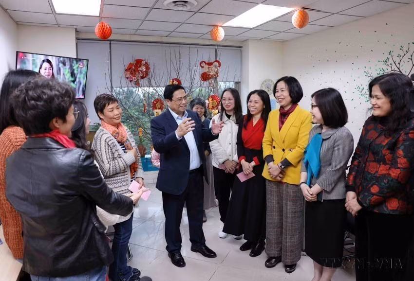 Over the past 80 years, VNA has always received close attention, support, and direction from Party and State leaders. This has been a great source of encouragement for generations of VNA journalists to constantly strive to build a stronger agency. In the photo: Prime Minister Pham Minh Chinh visits, inspects information operations, and extends Lunar New Year greetings at VNA headquarters on February 9, 2024 (Lunar New Year’s Eve). (Photo: VNA)