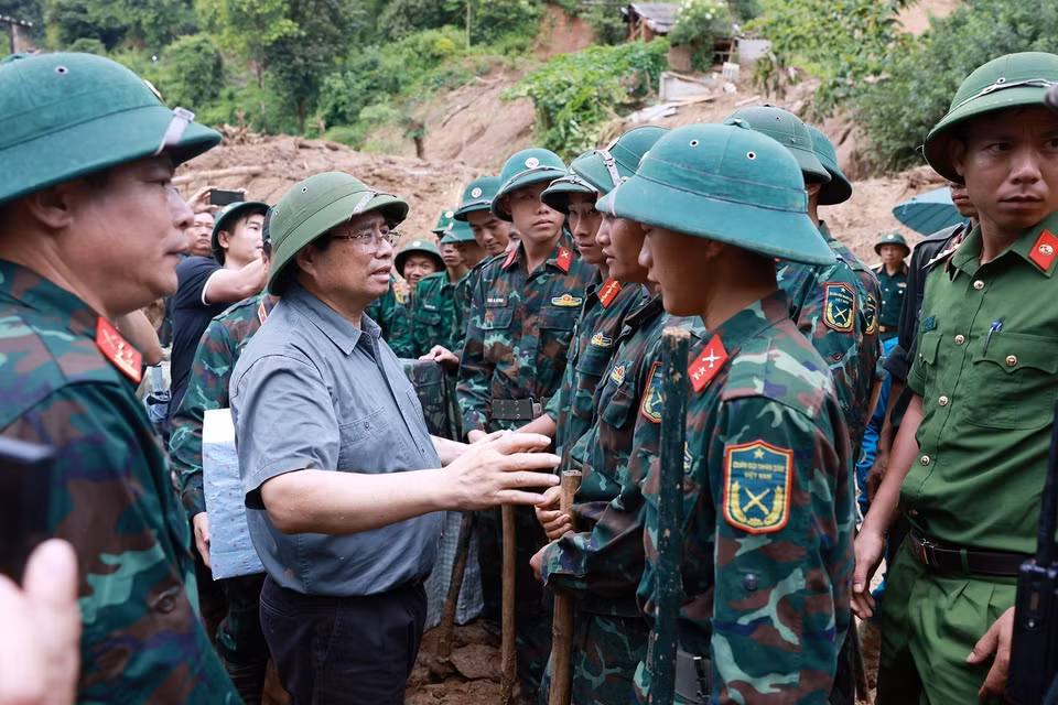 Prime Minister Pham Minh Chinh encourages forces involved in post-flood recovery efforts in Xa Dung commune, Dien Bien province. (Photo: VNA)