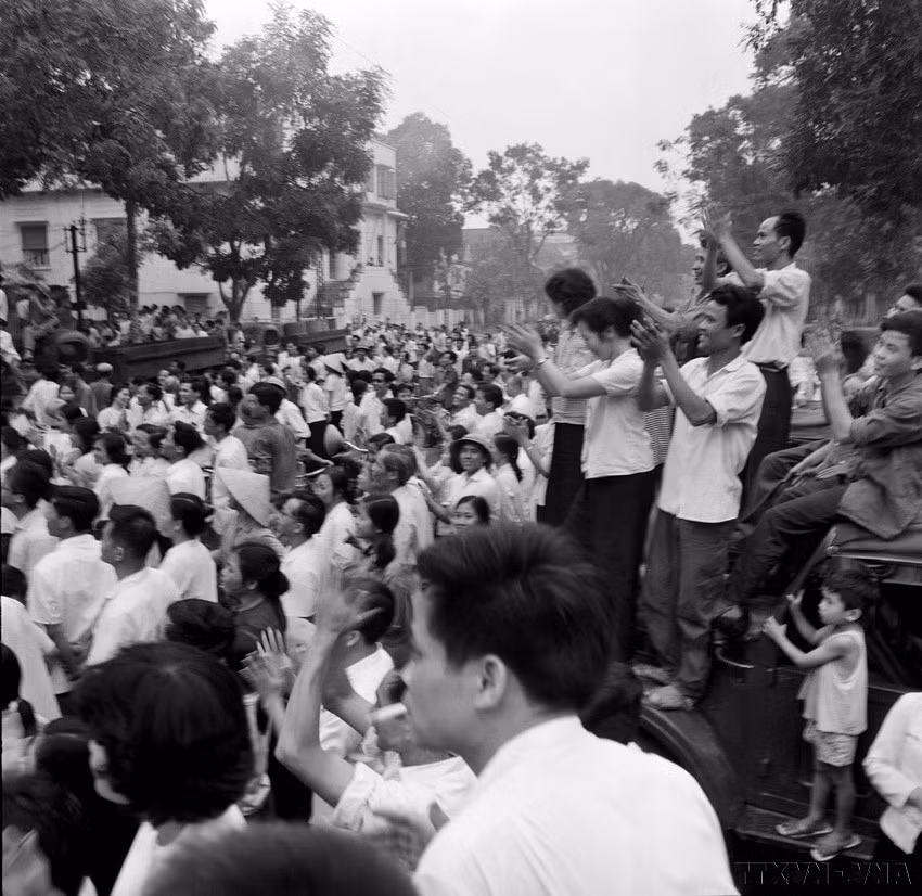 Hanoians rejoice upon hearing news of the liberation of Saigon on the afternoon of April 30, 1975, in front of the VNA headquarters at No. 5 Ly Thuong Kiet Street, Hanoi. (Photo: VNA)