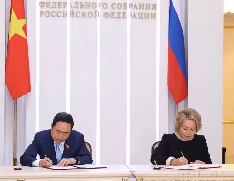 Chairman of the National Assembly Tran Thanh Man and Speaker of the Federation Council of the Federal Assembly of the Russian Federation Valentina Ivanovna Matvienko sign a cooperation agreement between the two legislative bodies (Moscow, September 9, 2024). (Photo: VNA)