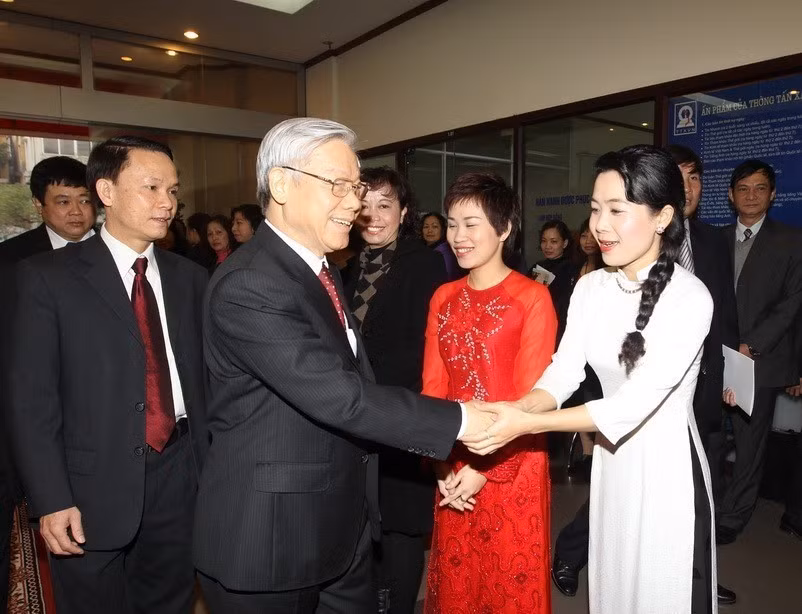 Over the past 80 years, VNA has always received close attention, support, and direction from Party and State leaders. This has been a great source of encouragement for generations of VNA journalists to constantly strive to build a stronger agency. In the photo: VNA officials, reporters, editors, and staff welcome General Secretary Nguyen Phu Trong during his visit and Lunar New Year greetings in 2012 (January 18, 2012). (Photo: VNA)
