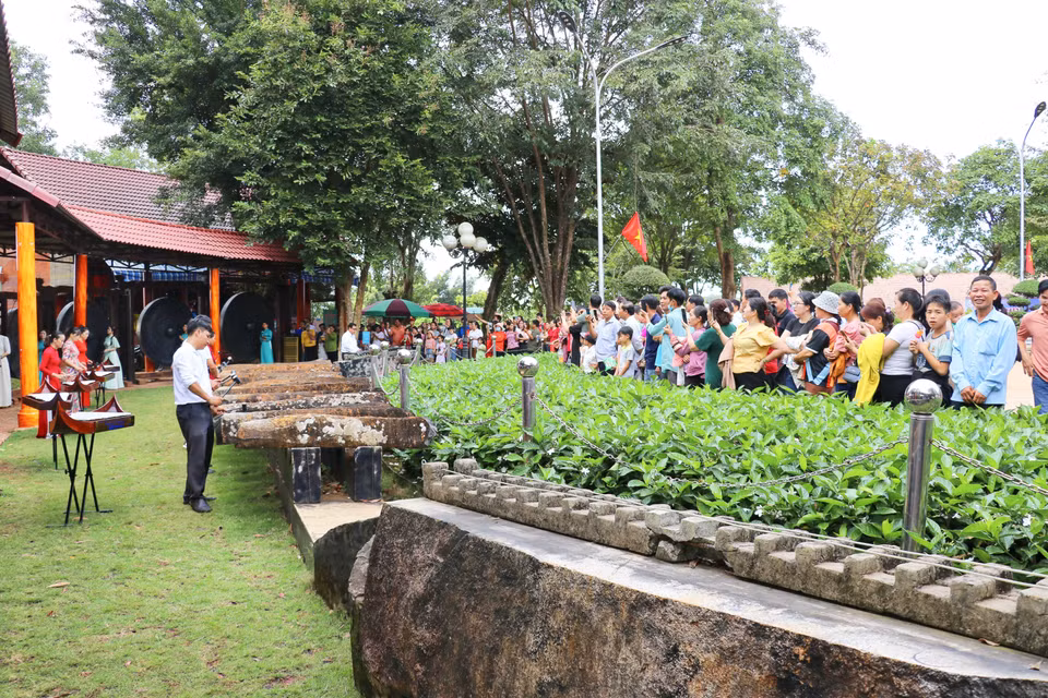 Tourists watch a lithophone performance at the S'tieng Ethnic Culture Preservation Area in Bom Bo Hamlet, Dong Nai province. (Photo: VNA)