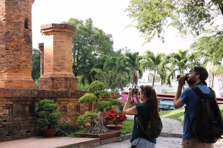 Russia is the second largest tourist market of Khanh Hoa tourism, after China. In the photo: Two Russian tourists take photos at the Ponagar Tower relic in Khanh Hoa. (Photo: VNA)