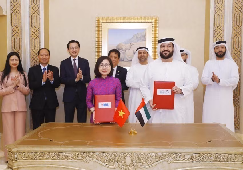 Professional cooperation with more than 40 foreign partners has greatly contributed to the external communications. In the photo: VNA Deputy General Director Doan Thi Tuyet Nhung and Mohamed Jalal Al Rayssi, Director General of Emirates News Agency (WAM) of the UAE, sign a professional cooperation agreement (May 4, 2023). (Photo: VNA)