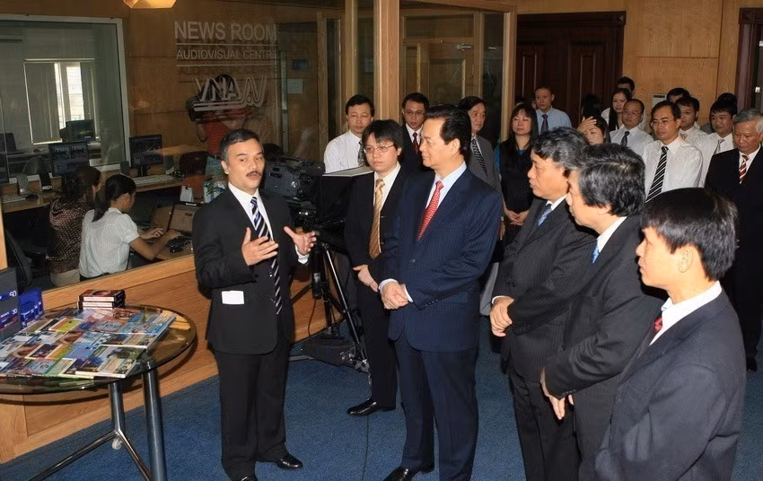 Over the past 80 years, VNA has always received close attention, support, and direction from Party and State leaders. This has been a great source of encouragement for generations of VNA journalists to constantly strive to build a stronger agency. In the photo: Prime Minister Nguyen Tan Dung visits the VNA Television Centre (2009). (Photo: VNA)