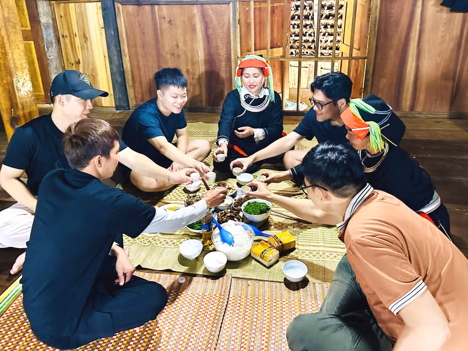 A family meal with typical Dao dishes in a moss-roofed house in Thanh Thuy. (Photo: VNA)