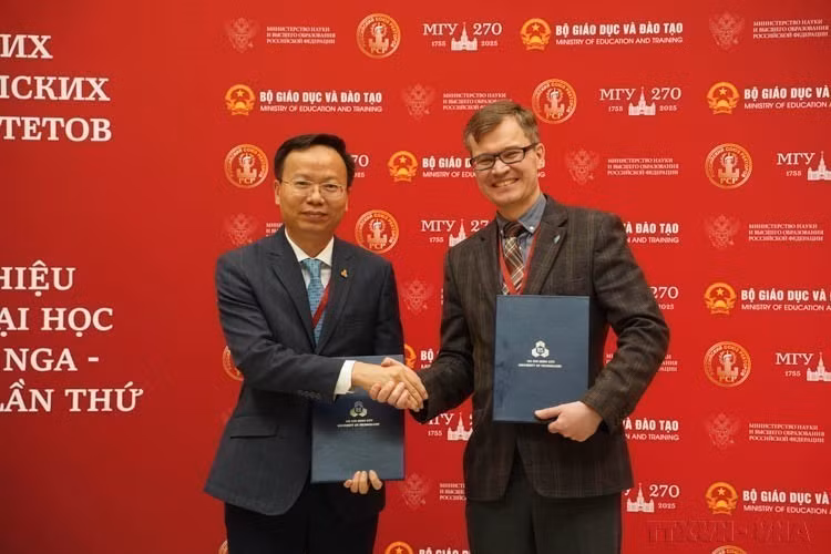 Exchanging the minutes of agreement between Far Eastern Federal University and Ho Chi Minh City University of Technology - Vietnam National University at the 2nd Vietnam - Russia University Rectors' Forum (Moscow, April 18, 2024). (Photo: VNA)