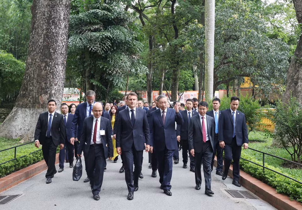 Party General Secretary To Lam and French President Emmanuel Macron visit the Ho Chi Minh Memorial Site at the Presidential Palace. (Photo: VNA)