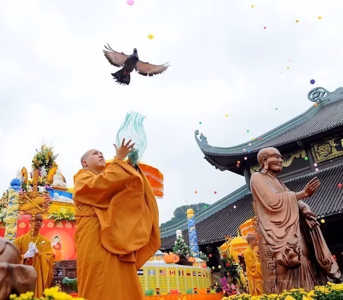 A dove-releasing ceremony for world peace at the opening of the 11th UN Day of Vesak, held at Bai Dinh Pagoda, Ninh Binh province, May 8, 2014. (Photo: VNA)