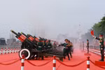 Thousands of people gather on Le Loi Street, District 1 to watch the parade. (Photo: VNA)