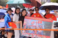 Braving sun and rain to watch the second grand rehearsal