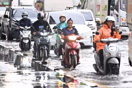 Vehicles move through a flooded street following prolonged heavy rain in Bangkok, Thailand, on October 6, 2026. (Photo: Xinhua/VNA)