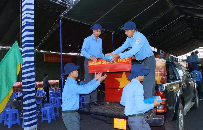 At a ceremony held in Binh Phuoc province on January 10 to receive the remains of 41 martyrs who fell down during wartime in Cambodia. (Photo: VNA)
