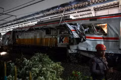 Scene of train accident in Bekasi Timur, about 25 km from Jakarta, Indonesia, on April 27. (Photo: Reuters/VNA)