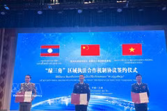 Representatives of Vietnam, China and Laos sign the new trilateral law enforcement cooperation mechanism on March 25. (Photo: VNA)