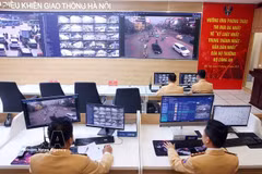 Police officers at the Hanoi traffic control centre (Photo: VNA)