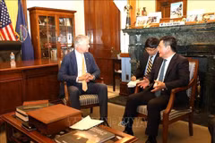 Minister of Industry and Trade Nguyen Hong Dien (R) meets with Senator Roger Marshall. (Photo: VNA)