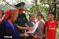 A border guard officer conducts communication activities on human trafficking prevention. (Photo: VNA) 