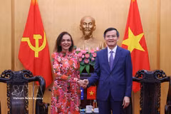 Politburo member, President of the Ho Chi Minh National Academy of Politics Doan Minh Huan (R) receives MP Anne Aly, Australian Minister for Small Business, Minister for International Development, and Minister for Multicultural Affairs in Hanoi on July 28. (Photo: VNA)