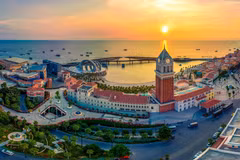 Alongside its spectacular sunsets, cuisine is set to become another “signature” that travelers remember when they visit Phu Quoc. (Photo: Sun Group)