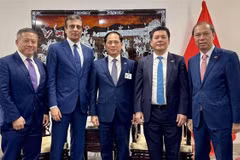 Deputy Prime Minister Bui Thanh Son (C) meets with Raj Subramaniam, President and Chief Executive Officer of the US’s FedEx Corporation. (Photo: VNA)