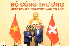 Minister of Industry and Trade Le Manh Hung (L) meets with Swiss President Guy Parmelin. (Photo: Ministry of Industry and Trade)