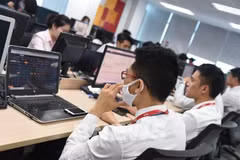 In two years, equity funds withdrew nearly 65 trillion VND, or 45% of foreign investors’ net selling, highlighting pressure despite market gains. (Photo: VNA)