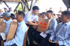 Representatives of Naval Region 4 Command present 32 gift packages to the fishermen. (Photo published by VNA) 
