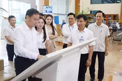 Vice Chairman of the Bac Ninh city People’s Committee Dao Thanh Truong inspects the People’s Assistant model at the city’s Public Administration Service Centre. (Photo: baobacninhtv.vn)