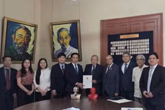 The Communist Party of Vietnam delegation poses for a group photo with leaders of the Communist Party of Peru – Red Fatherland (Patria Roja). (Photo: Communist Party of Vietnam delegation)