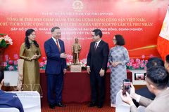 Party General Secretary and State President To Lam and his spouse present a statue of President Ho Chi Minh to the Vietnamese Embassy in the Philippines at the meeting on May 31. (Photo: VNA)