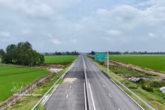 The Chau Doc – Can Tho – Soc Trang Expressway section passing through Vinh Hanh commune, An Giang province, has been asphalted, giving the project a more defined appearance. (Photo: VNA)