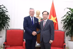 Minister of Foreign Affairs Le Hoai Trung (R) receives Jon M. Huntsman, Vice Chairman and President of Strategic Growth at US-based Mastercard, in Hanoi on September 15. (Photo: baoquocte.vn)