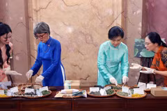 Madam Ngo Phuong Ly (second from right) and Madam Caroline Parmelin (second from left) make herbal pillows using traditional ingredients. (Photo: VNA)