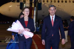 Liechtenstein Prime Minister Brigitte Haas (L) is welcomed at Noi Bai International Airport by Minister of Finance Ngo Van Tuan. (Photo: VNA)