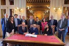 Representatives of businesses and local authorities sign the agreement. (Photo: VNA)