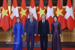 General Secretary of the Communist Party of Vietnam Central Committee and President To Lam (second from right) and his spouse Ngo Phuong Ly pose for a photo with Swiss President Guy Parmelin and his spouse Caroline Parmelin. (Photo: VNA)