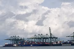 A port in Singapore. The country's GDP expanded by 5.7% year-on-year in the April–June period, easing from the 6.3% growth recorded in the first quarter (Photo: Xinhua/VNA)