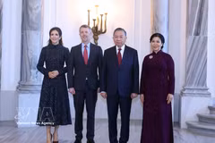 General Secretary of the Communist Party of Vietnam Central Committee and President To Lam (second from right) and his spouse Ngo Phuong Ly meet with King Frederik X and Queen Mary. (Photo: VNA)