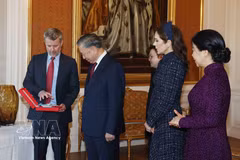 King Frederik X (L) presents the Order of the Elephant to General Secretary of the Communist Party of Vietnam Central Committee and President To Lam (second from left). (Photo: VNA)