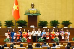 Prime Minister Le Minh Hung (seventh from right) and National Assembly President Tran Thanh Man (sixth from left) present flowers to female deputies of the 16th National Assembly on the occasion of Vietnam Women’s Day (October 20). (Photo: VNA)