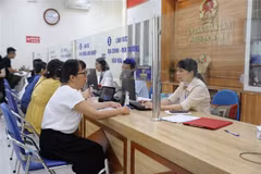 Officials at Kim Lien ward Public Service Centre receive and process administrative procedures for people. (Photo: VNA)