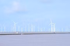 Wind turbines rise across Can Tho, reflecting the city’s push to expand renewable energy as part of its strategy to support sustainable growth and strengthen long-term energy security. (Photo: kinhtedothi.vn)