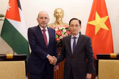 Minister of Foreign Affairs Le Hoai Trung (R) welcomes Jordanian Deputy Prime Minister and Minister of Foreign Affairs and Expatriates Ayman Al Safadi. (Photo: VNA)